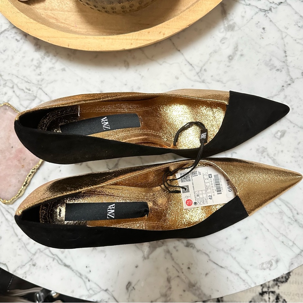 Zara size 42, Tag On, Gold and Black Heel